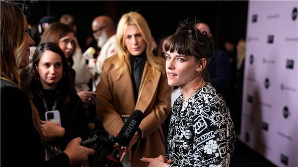 Kristen Stewart wird bei der Eröffnungsgala des Sundance Film Festivals interviewt.