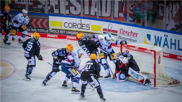 Fischtown feiert: die Pinguins gewinnen das erste Playoff-Finale gegen Berlin Kristers Gudlevskis hielt erneut stark.