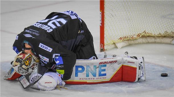 Kristers Gudlevskis, Torhüter der Fischtown Pinguins, ist nach Berlins Siegtreffer niedergeschlagen