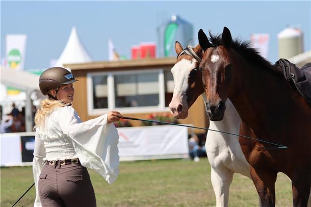 Kristin Plöger begeistert im Tiershow-Ring mit ihrer Freiheitsdressur.