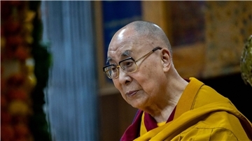Kriti am Dalai Lama: Er forderte einen Jungen auf, seine Zunge zu lutschen.