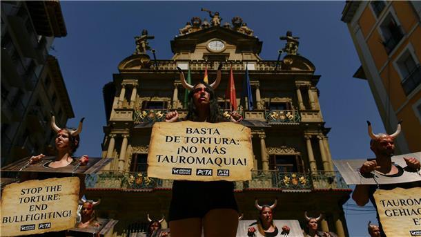 Zehntausende feiern in Spanien Start der blutigen Stierhatz Kritiker bezeichnen das wilde Spektakel als „mittelalterliche Grausamkeit“.
