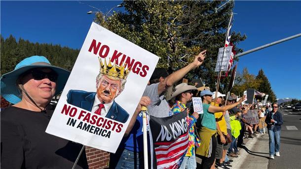 Trump nach Massenprotesten: „Ich bin kein König“ Kritiker werfen US-Präsident Donald Trump vor, zu viel Macht an sich zu reißen.