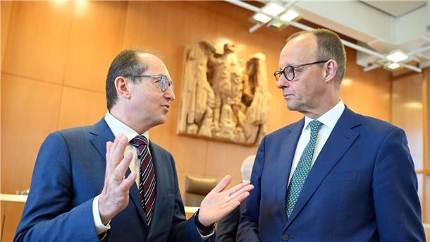 Wie fair ist das neue Wahlrecht? - Verhandlung in Karlsruhe Kritisieren die Ampel-Wahlrechtsreform aufs Schärfste: CDU-Chef Friedrich Merz (r.) und der Vorsitzende der der CSU-Landesgruppe im Bundestag, Alexander Dobrindt.