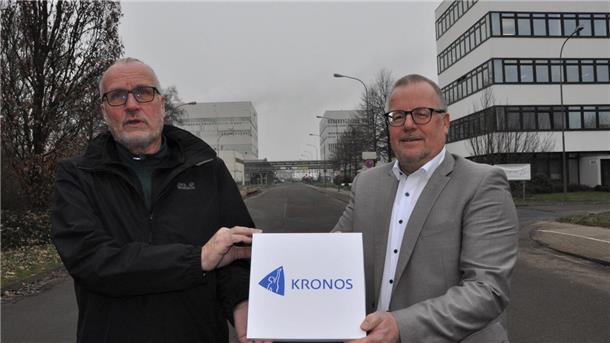 Kronos Titan baut in Blexen großen Solarpark Kronos Titan hat ein neues Logo. Werkleiter Carsten Büsing (rechts) und der Betriebsratsvorsitzende Heiko Tönjes präsentieren es.