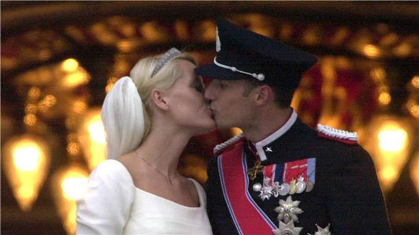 Kronprinz Haakon und Kronprinzessin Mette-Marit nach ihrer Hochzeit im Dom von Oslo im Jahr 2000.