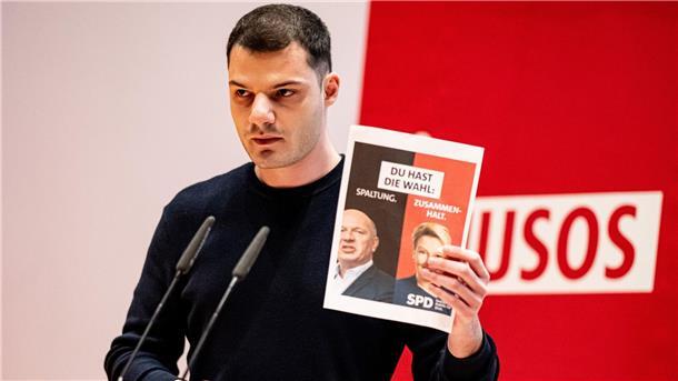 Jusos in Berlin klar gegen Koalition mit CDU Kubilay Yalcin hält auf der Landesdelegiertenkonferenz der Jusos Berlin ein Wahlplakat mit Giffey und Wegner in die Höhe.