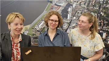 Kümmern sich um die Planung des Stadtjubiläums (von links): Margarethe Seul-McGee, Leiterin des Projektbüros, Benthe Stolz, Abteilungsleiterin bei der Erlebnis Bremerhaven für kooperative Stadt- und Quartiersentwicklung, und Projektmanagerin Lisa Reichelt.