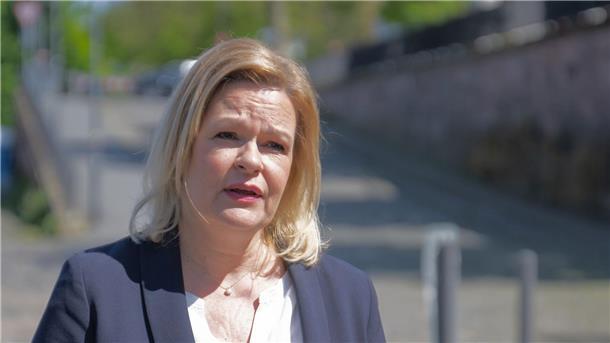Kündigte bereits wegen der vielen illegalen Einreisen eine stärkere Schleierfahndung an den Grenzen zu Polen und Tschechien an: Nancy Faeser.