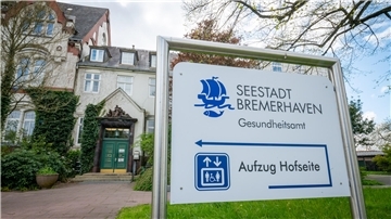 Ein Schild weist den Weg zum Gesundheitsamt Bremerhaven.