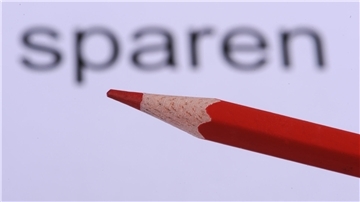 Künftig muss der Rotstift häufiger im Kreis-Haushalt angesetzt werden: Am Mittwoch entscheidet der Kreistag über den Etat-Entwurf 2024, der ein Minus von knapp zehn Millionen Euro vorsieht. Die Tendenz für die nächsten Jahre ist nicht gerade ermutigend; auch künftig werden rote Zahlen erwartet.