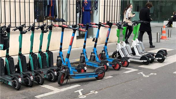 Pariser stimmen für Verbot von E-Scooter-Verleih Künftig verboten: E-Scooter von drei verschiedenen Anbietern in Paris.
