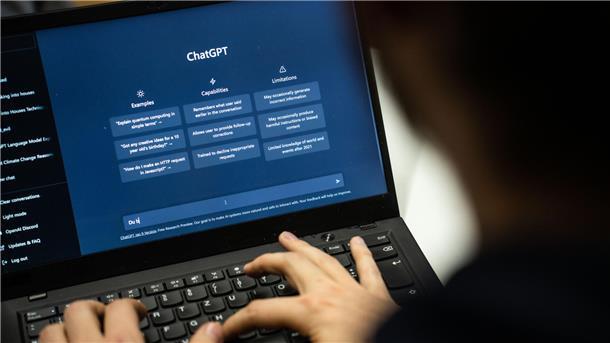  Ein Mensch gibt einen Text in den Text-Roboter ChatGPT ein. 