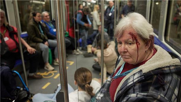 Einsatzkräfte üben Notfall im Bahn-Tunnel Künstliches Blut klebt einer Komparsin bei einer Notfall-Übung im Gesicht. Am Wochenende wurde in Berlin geprobt, was im Notfall zu tun ist.