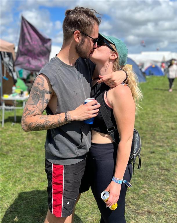 Deichbrand 2023: Das sind die verliebtesten PAARE auf dem Festival (Fotos) Küssen ist hier absolut nicht verboten.