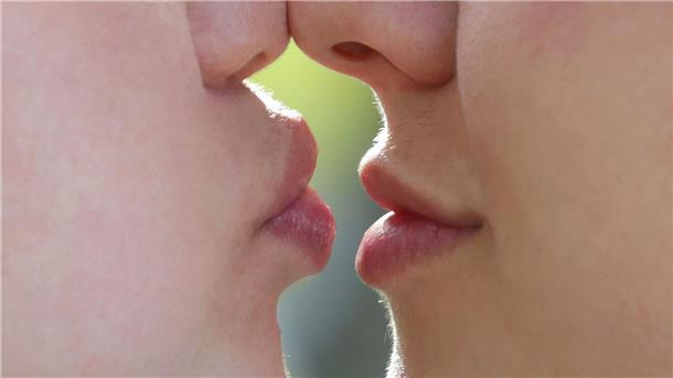 Schönheitstrend volle Lippen - mehr Volumen, weniger Gefühl? Küsst es sich mit aufgespritzten Lippen anders? Fachleute halten das für wahrscheinlich, wenn die Lippen stark vergrößert sind.