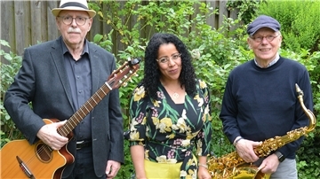 Eliene do Valle (Mitte), begleitet von Uwe Gast am Saxophon und Peter Löffler an der Gitarre