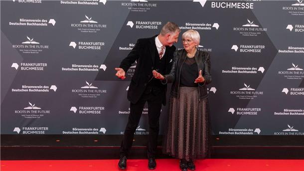Roth: Bücher befähigen uns, mündige Bürger zu sein Kulturstaatsministerin Claudia Roth ist mit ihrem italienischen Kollegen zur Buchmesse nach Frankfurt gekommen (Foto aktuell).