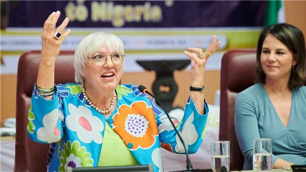 Baerbock und Roth übergeben Benin-Bronzen an Nigeria Kulturstaatsministerin Claudia Roth (l.) und Außenministerin Annalena Baerbock in Nigeria.