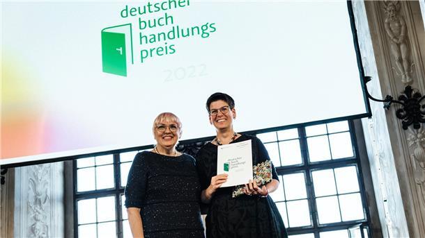 Kulturstaatsministerin Claudia Roth (links) überreichte nun Anne von Bestenbostel den Deutschen Buchhandlungspreis.