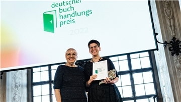 Kulturstaatsministerin Claudia Roth (links) überreichte nun Anne von Bestenbostel den Deutschen Buchhandlungspreis.