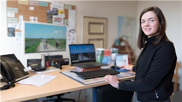 Projektverantwortliche Saskia Stöwing in ihrem Büro im Rathaus Dorum