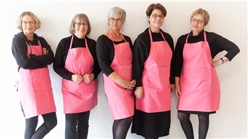 Kunst mit Augenzwinkern: Wenn Sabine Hanke (von links), Elke Prieß, Monika Breden, Stephanie Wagner und Helga Gorges auftreten, sind ihre pinkfarbenen Schürzen nicht weit.