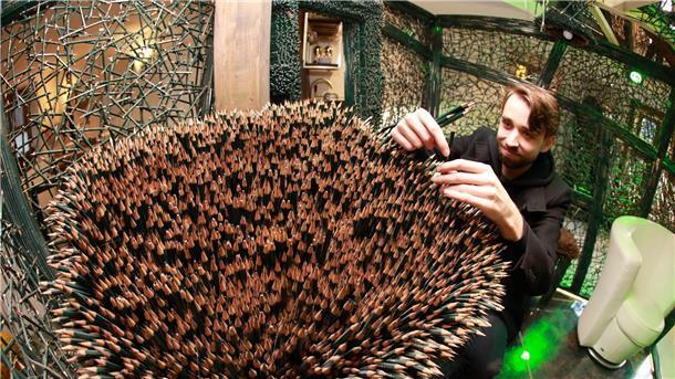 500.000 Bleistifte in Holzhaus – Werk soll weiter wachsen Kunst zum Anfassen: Im „Bleistifthaus“ werden reale und virtuelle Welten miteinander verknüpft.