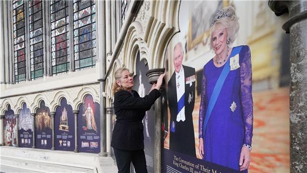 Kuratorin Dr. Susan Jenkins bei den letzten Vorbereitungen für eine Krönungsausstellung im mittelalterlichen Kapitelsaal der Westminster Abbey.