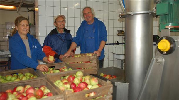 Kurt Hoffmann-Rietzler (Mitte) bringt Sabine Jeske und Roland Meyer vom NABU Rotenburg das Mosten bei.