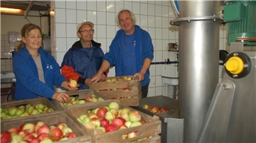 Kurt Hoffmann-Rietzler (Mitte) bringt Sabine Jeske und Roland Meyer vom NABU Rotenburg das Mosten bei.