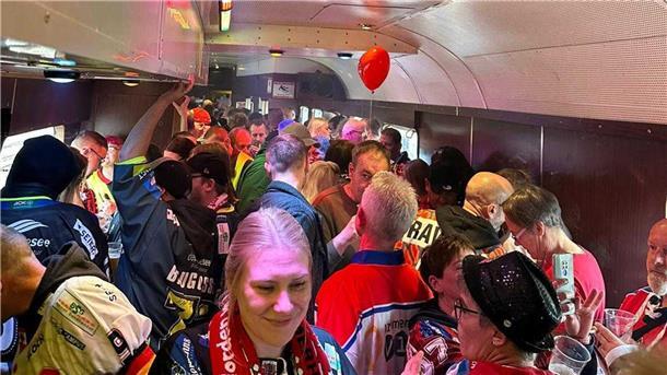 Pinguins-Fans on Tour: Per Sonderzug nach Mannheim - Her mit den Punkten (Update 28) Kurz hinter Hannover ist der "Sambawagen" schon gut gefüllt.