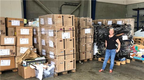 Hilfsgüter aus Bremerhaven, auch Rollstühle und Gehhilfen, werden für den ehrenamtlichen Transport in die Ukraine vorbereitet. 