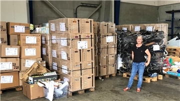 Hilfsgüter aus Bremerhaven, auch Rollstühle und Gehhilfen, werden für den ehrenamtlichen Transport in die Ukraine vorbereitet. 