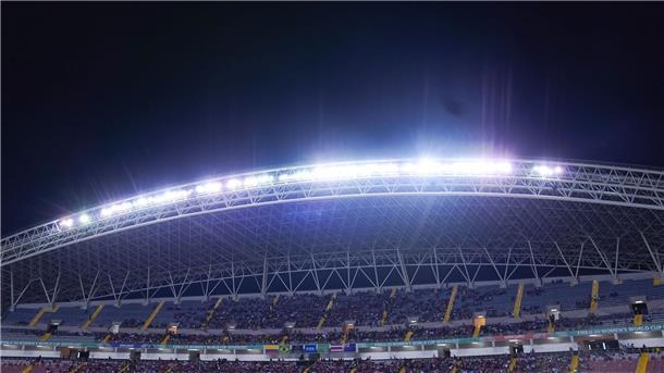 Kurz vor dem Anpfiff im Nationalstadion von Costa Rica informieren Polizisten einen Nationalspieler über eine Unterhaltsklage gegen ihn. (Archivbild) 
