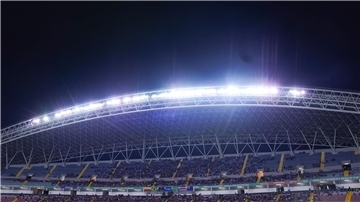 Kurz vor dem Anpfiff im Nationalstadion von Costa Rica informieren Polizisten einen Nationalspieler über eine Unterhaltsklage gegen ihn. (Archivbild) 
