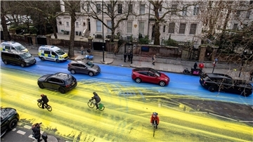 Kurz vor dem ersten Jahrestag des Krieges in der Ukraine leuchtet die Straße vor der russischen Botschaft in London blau-gelb.