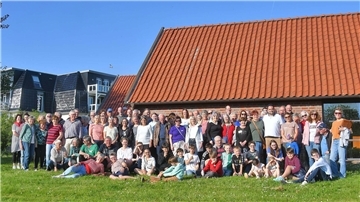 Gruppenfoto auf einer grünen Wiese