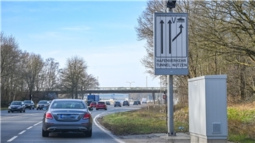 Auto auf einer Straße neben einem Verkehrsschild.