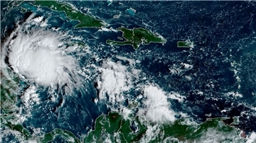 Kurz vor der Ankunft von Hurrikan „Lisa“ haben die Behörden im mittelamerikanischen Land Belize Notunterkünfte eingerichtet und Flughäfen geschlossen.