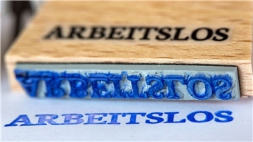 Kurz vor der Rente arbeitslos werden - ein hartes Los für Betroffene.