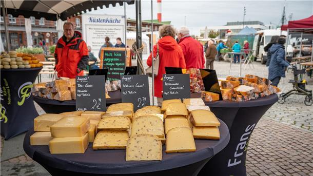 Bauernmarkt am Hafen geht in die Winterpause Käsestand auf dem Bauernmarkt am Hafen im Schaufenster Fischereihafen