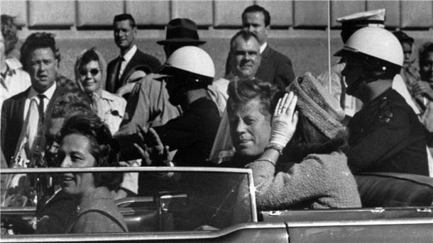60 Jahre nach Kennedy-Attentat: Biden würdigt Ex-Präsidenten Kurz vor seiner Ermordung sitzt der damalige US-Präsident John F. Kennedy am 22.11.1963 in Dallas zusammen mit seiner Frau Jacqueline Kennedy (r) sowie dem dem Gouverneur von Texas, John Connally, und desen Frau Nellie Connally in einer offenen Limousine.