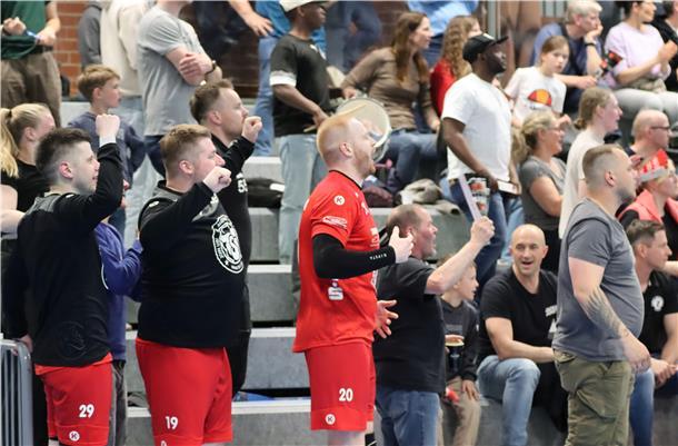 Zevener Handballer gewinnen in Himmelpforten und steigen in die Landesliga auf Kurz vor Spielschluss stehen die drei Rot-Sünder (von links) Sebastian Bleck, Kilian Enghard und Felix Naerger im Zevener Fanblock und fiebern dem Abpfiff entgegen.