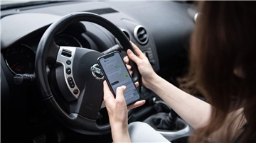 Kurzer Blick aufs Handy: Unaufmerksamkeit ist laut Unfallforschern eine der häufigsten Unfallursachen. (Symbolbild)
