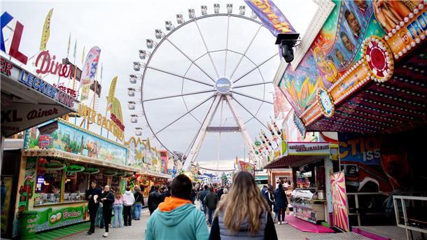 Kurzes Innehalten auf dem Kramermarkt in Oldenburg in Gedenken an die schreckliche Tat vom Vortag.