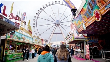Kurzes Innehalten auf dem Kramermarkt in Oldenburg in Gedenken an die schreckliche Tat vom Vortag.