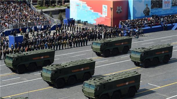 Kurzstrecken-Raketensysteme Iskander/SS-26 Stone fahren während der Parade zum Tag des Sieges am 9. Mai 2023 auf dem Roten Platz.