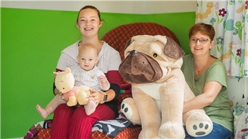 Kuscheliger Rückzugsort im Familienzentrum – Ayleen (links), Raja und Bettina fühlen sich angekommen.