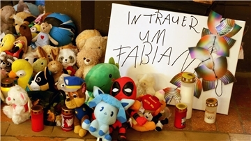 Kuscheltiere und Kerzen zum Gedenken an Fabian. 